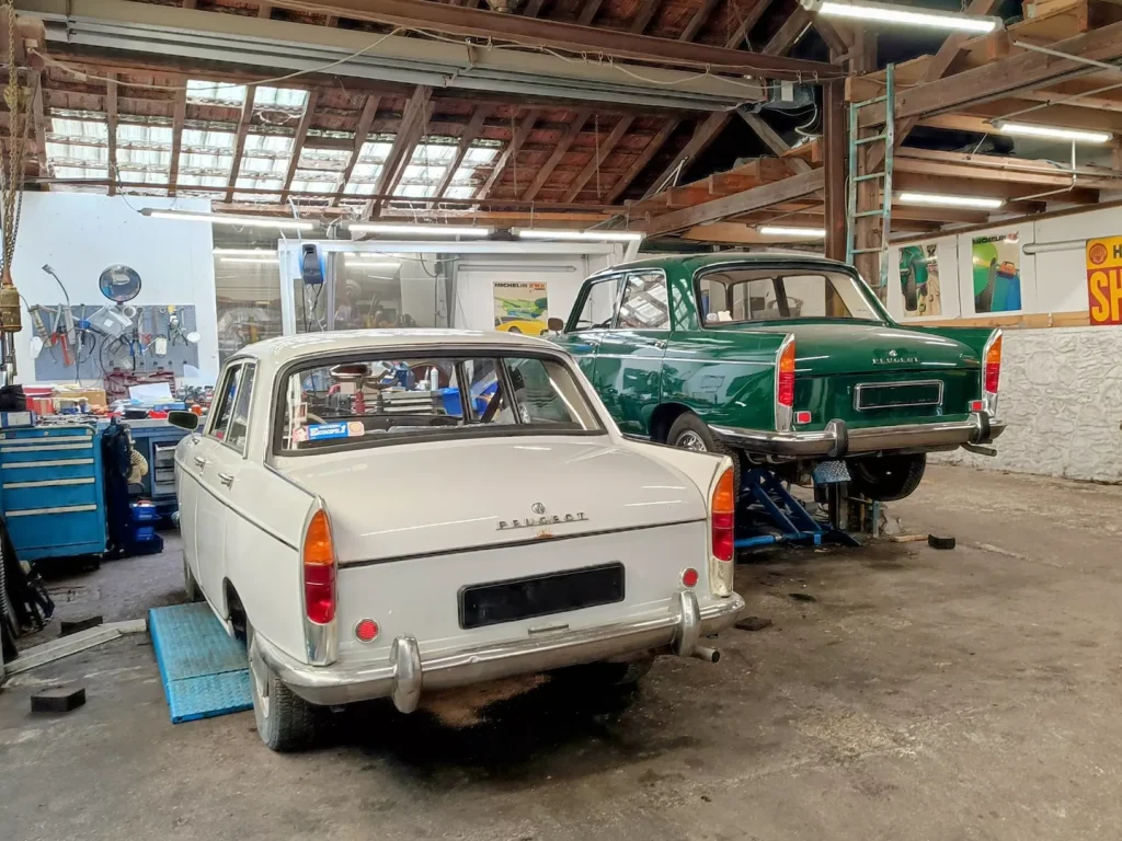 Peugeot 404 à l’atelier Autorosati