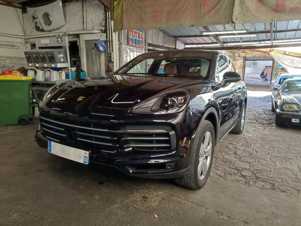 Porsche Cayenne e-Hybrid noire dans l’entrée du garage Autorosati