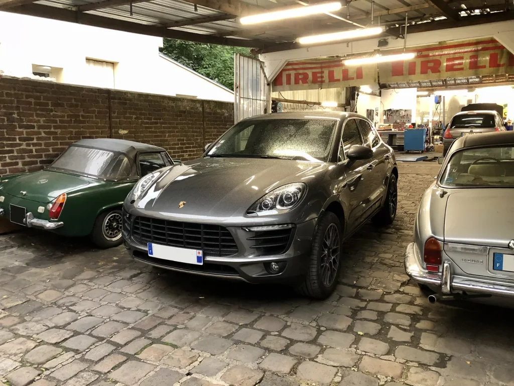 Porsche Macan GTS devant l’atelier Autorosati