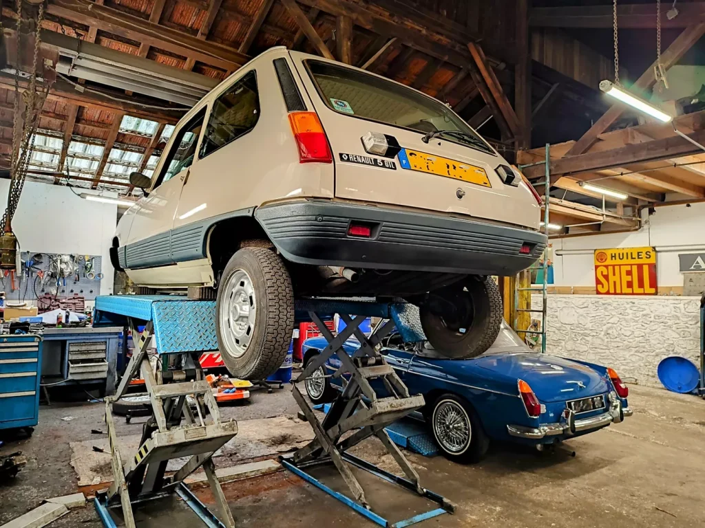 Renault 5 (R5 GTL) sur le pont élévateur