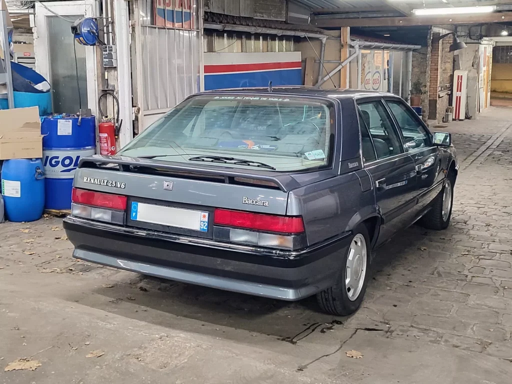 Renault R25 V6 Baccara dans l’entrée du garage Autorosati