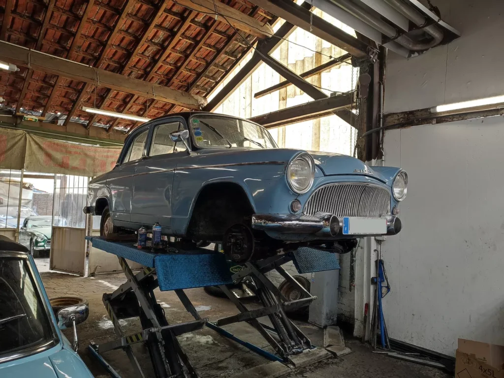 Simca Aronde P60 bleue sur le pont élévateur à l’atelier Autorosati