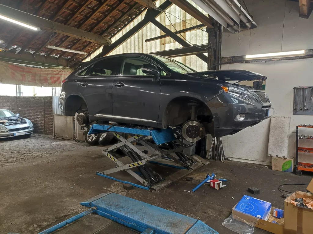 Toyota Lexus RX450h sur le pont élévateur de l’atelier Autorosati